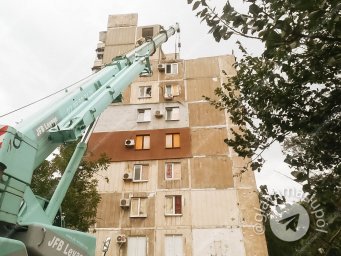 В Мариуполе московские подрядчики восстанавливают жилую 9-этажку